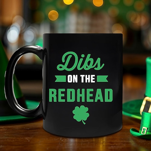 St. Patrick's Day Geschenkbecher „Ich hab die Rothaarige im Visier" – lustiges Kleeblatt-Design, die perfekte Keramik-Kaffeetasse für Feiertage und irischen Stolz. Image