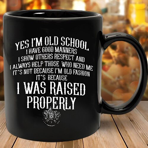 Witzige Geschenktasse „Ja, ich bin altmodisch, ich wurde anständig erzogen" – schwarze Keramik-Kaffeetasse im Vintage-Stil, ein Geschenk für alle, die zeitlose Werte schätzen, ideal für nostalgische Image