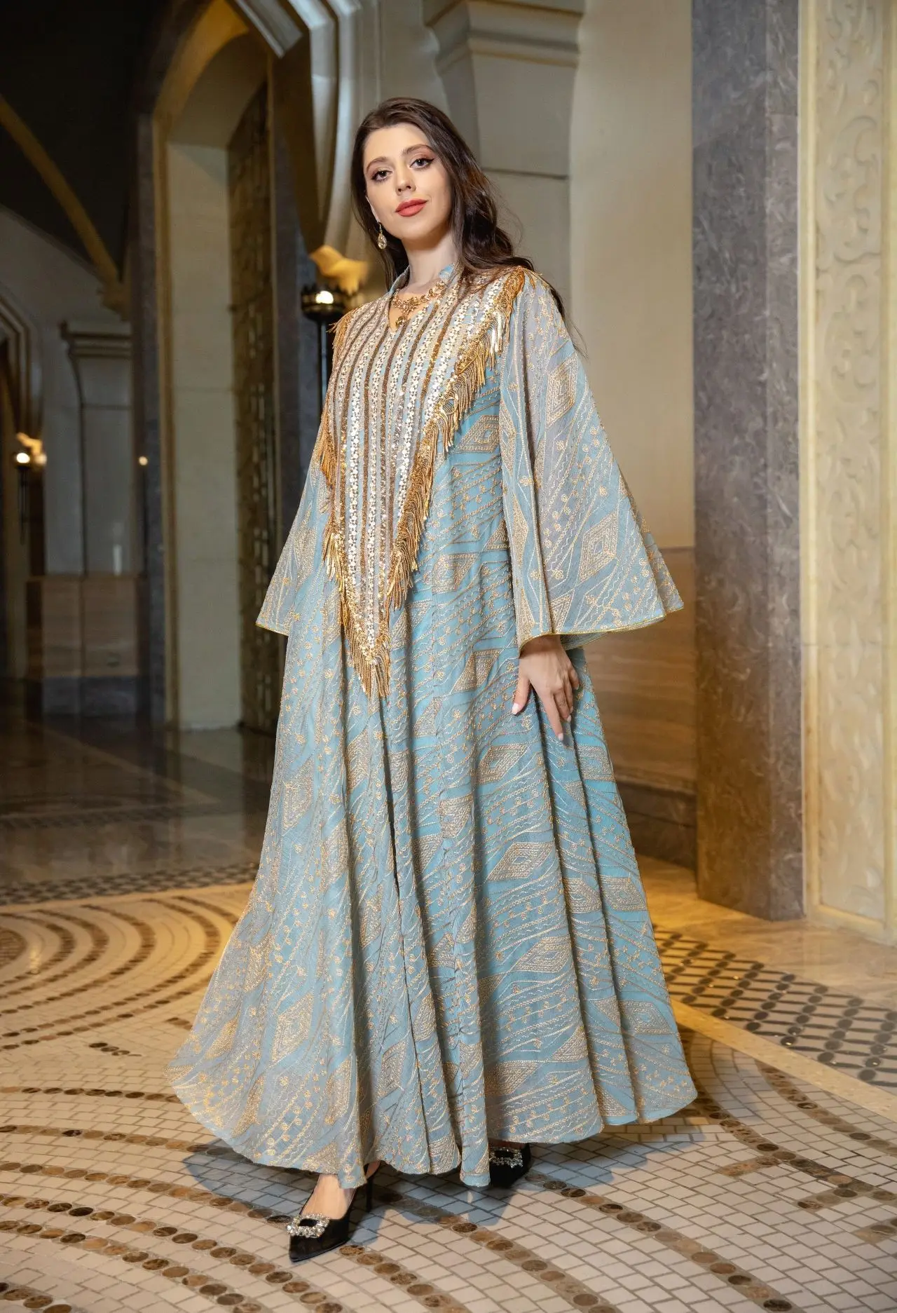 2025, neue luxuriöse muslimische Abaya im Dubai-Stil, hellgrün, mit goldglänzenden Paillettenverzierungen, ideal für Galas der arabischen High Society Image