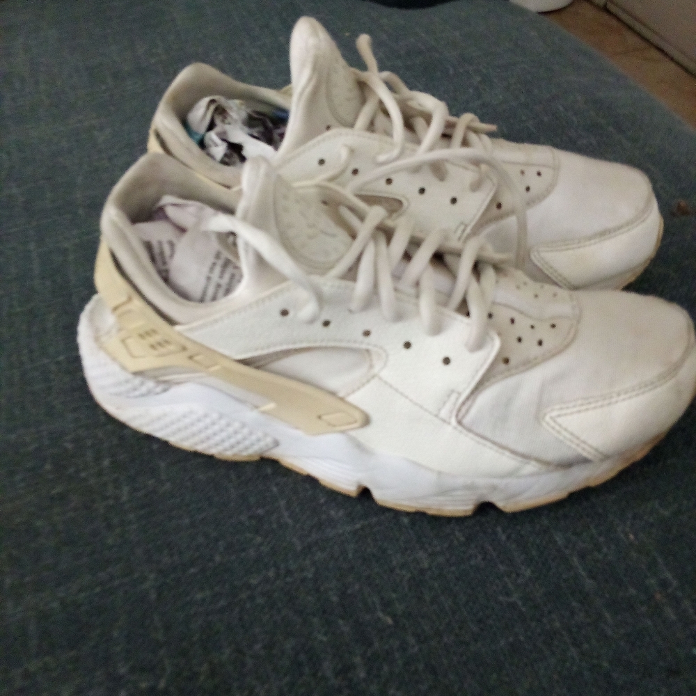 Nike Shoes | White And Cream Nike Sneakers Crack In Heel Nike Label | Color: Cream/White | Size: 9