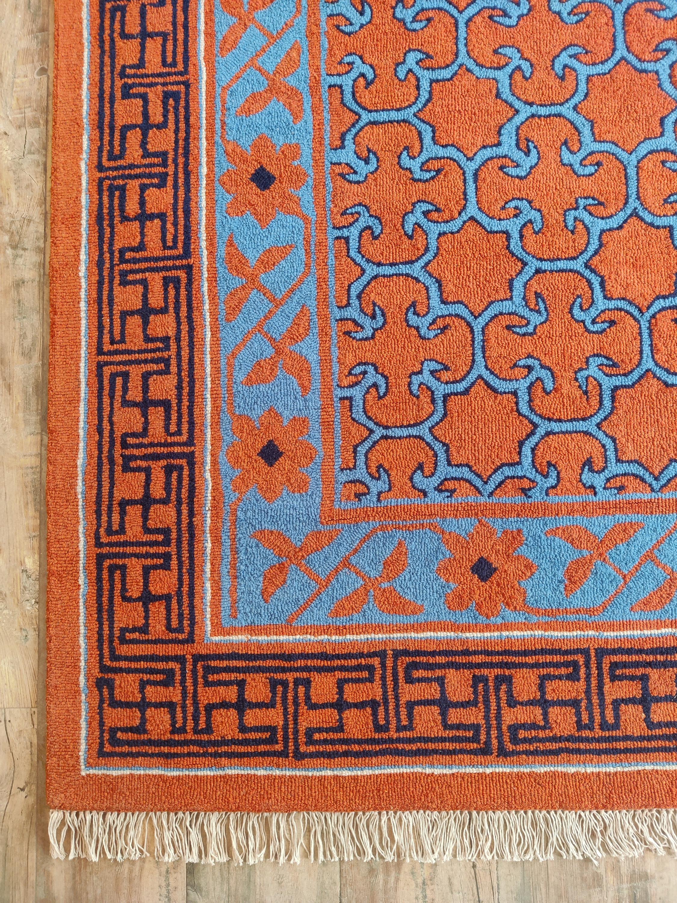 Handgetufteter Teppich aus Neuseeland-Wolle: Rötliches Geometrisches Design