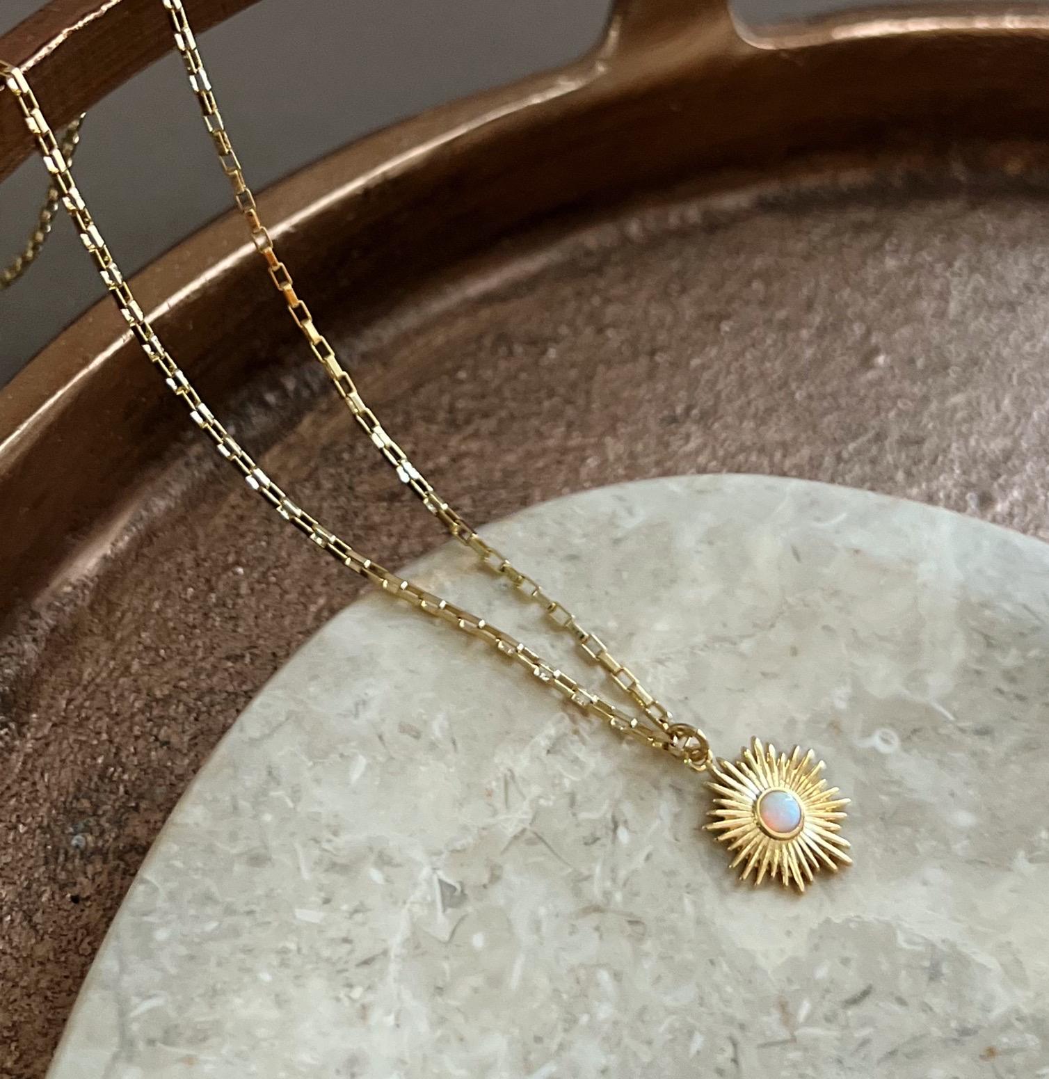 Collana con ciondolo sole in opale Collana con ciondolo sole in opale bianco Collana con ciondolo sole in opale Delicata collana celeste Opale creato