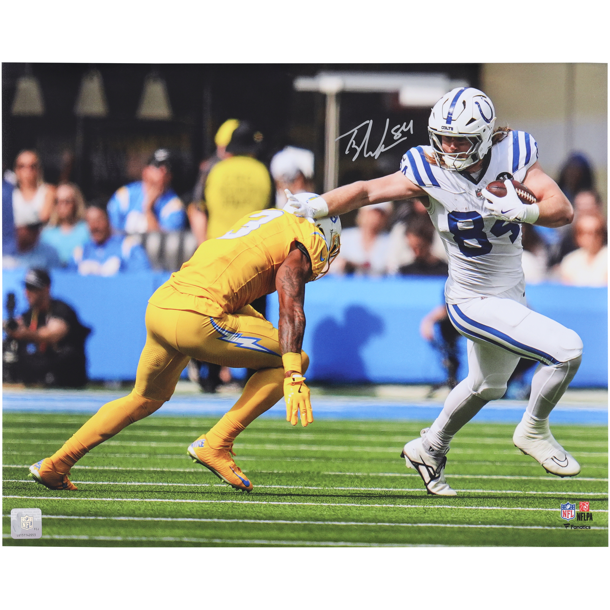 Tyler Warren, Indianapolis Colts, signiertes 16" x 20" großes Foto vom Spiel Stiff Arm gegen die Los Angeles Chargers Image