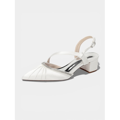 Elegante, lila Satin-Pumps mit Blockabsatz und Strassbesatz – perfekt für die Mutter der Braut bei modernen Stadthochzeiten. Image