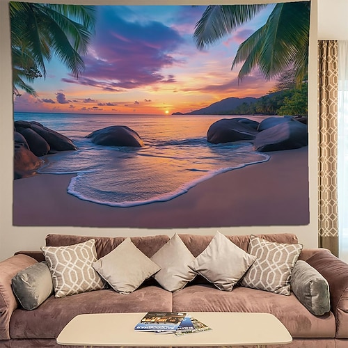 Tropischer Strand-Sonnenuntergangs-Wandteppich mit Meereslandschaft, Palmen und Felsen – Naturkunst für Schlafzimmer, Yoga-Raum und Meditationsraum Image