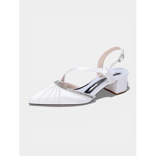 Elegante, lila Satin-Pumps mit Blockabsatz und Strassbesatz – perfekt für die Mutter der Braut bei modernen Stadthochzeiten. Image