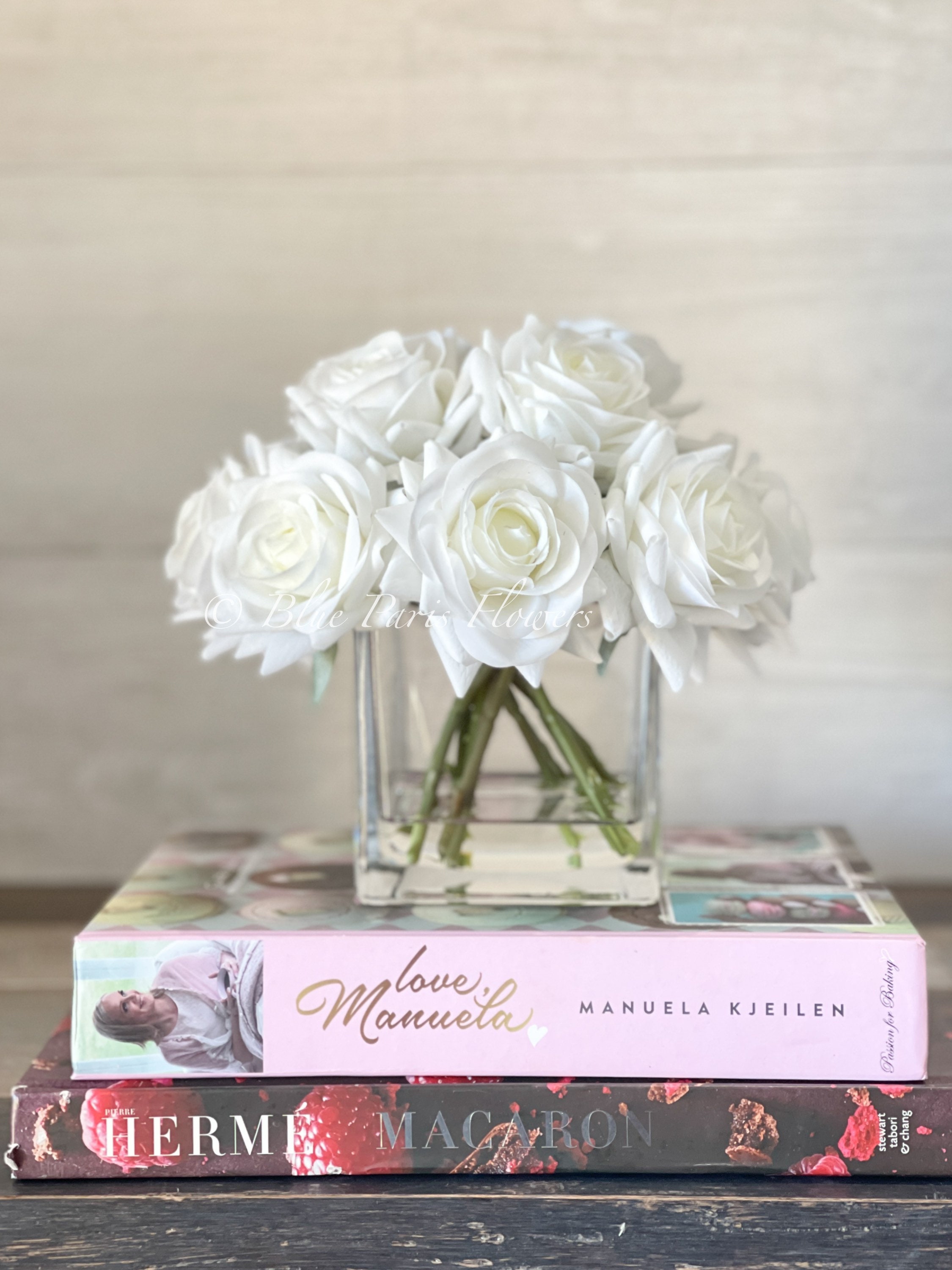 Composizione di rose bianche Real Touch: centrotavola floreale finto in vaso di vetro