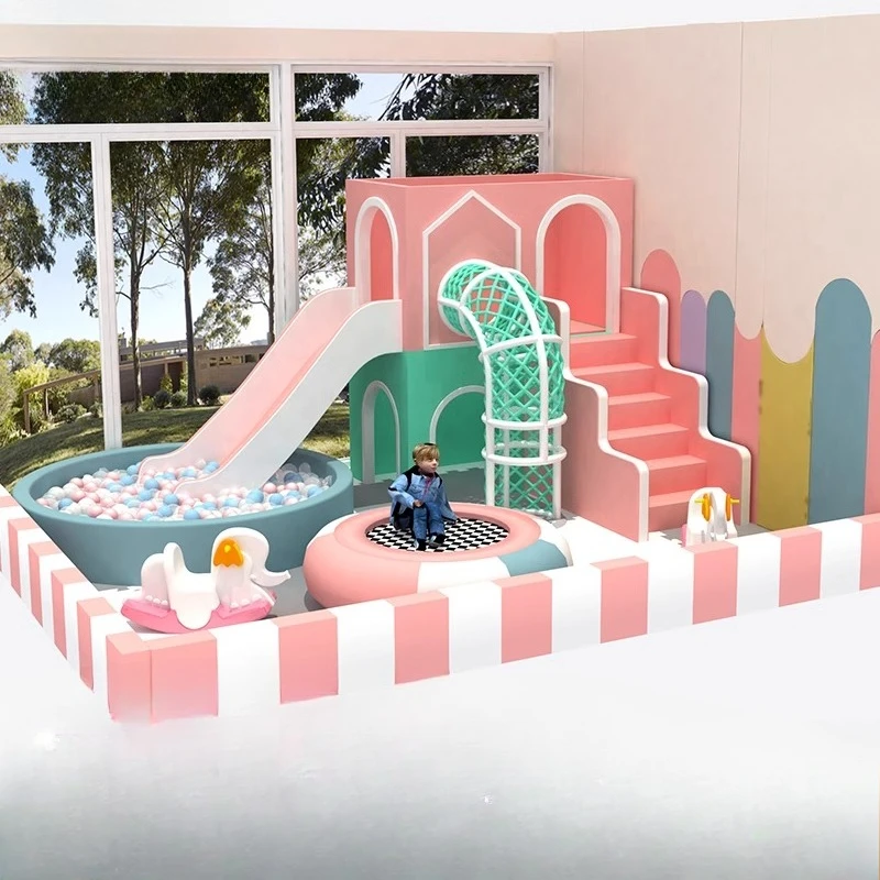 Kleines freches Schloss, Kinderspielplatz, Innenspielplatz, Ausrüstung, Eltern-Kind-Frühpädagogik, Rutsche, Ballbecken, großer Eingang Image