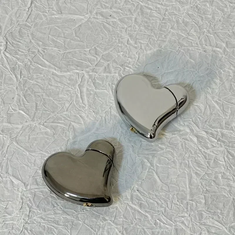 Luxuriöses aufblasbares Feuerzeug aus legiertem Metall mit Liebesform, tragbar, hochwertiges, personalisiertes Design als Geschenk für Männer und Frauen Image