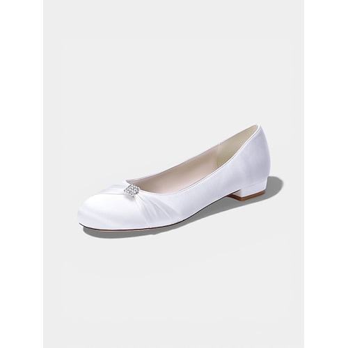 Elfenbeinfarbene, bequeme Damen-Ballerinas mit niedrigem Absatz, weiche, plissierte, klassische Brautschuhe für ältere Bräute, die kirchlich heiraten. Image