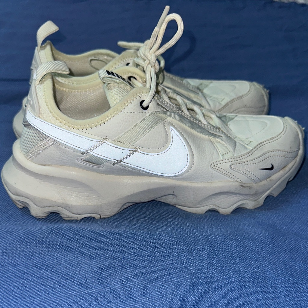 Nike Shoes | Women’s Nike Nike Tc 7900 White | Color: Cream/White | Size: 9