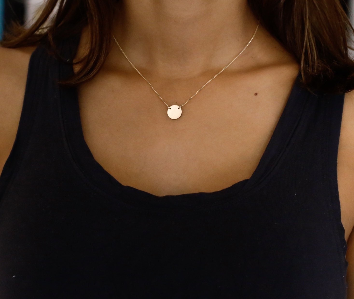 Collana con disco d'oro, collana d'oro, collana con moneta d'oro, collana a strati d'oro, collana con targhetta d'oro, collana con iniziale d'oro, col