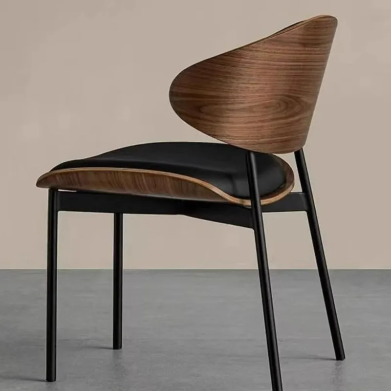Moderner, einfacher, lässiger Esszimmerstuhl für den Haushalt, High-End-Inselstuhl, Holzscheit, leicht, luxuriös, italienisches Café, Besprechungsgäste Image