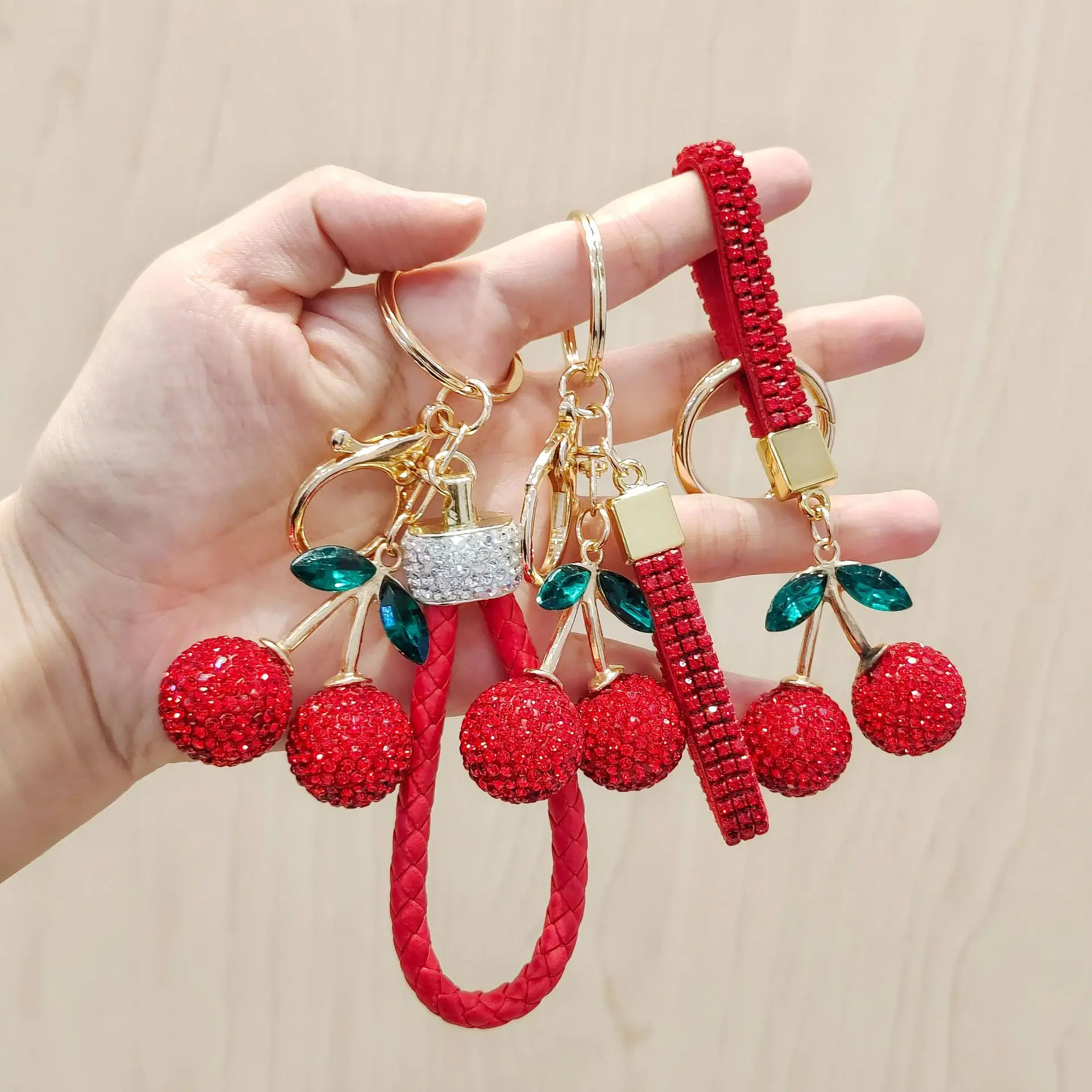 1 Stück Realistischer Strass-Kirsch-Schlüsselanhänger, Frucht-Taschenanhänger aus Legierung, Niedlicher Simulations-Autoschlüsselring, Hängendes Ornament, Ideales Geschenk Image