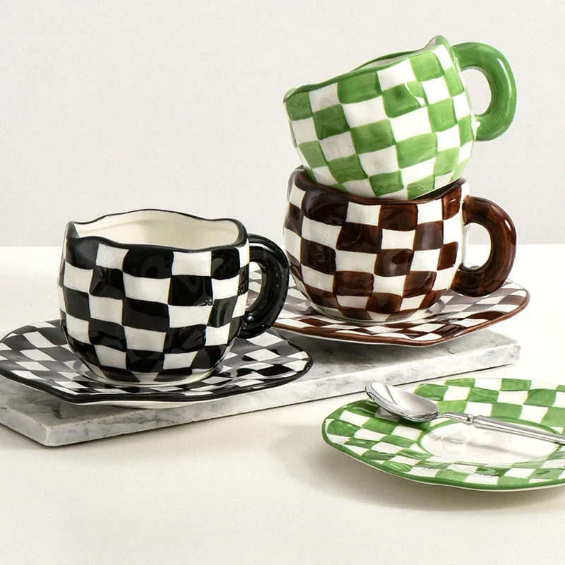 Hand geknetetes Schachbrett Keramik Kaffeetasse Untertasse schwarz und weiß hand bemaltes Nachmittags tee Tasse Geschirr im nordischen Stil Image