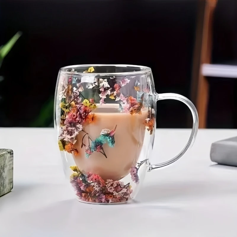 Doppelschichtige Glas-Kaffeetasse mit Trockenblumen, Hochwertiges Souvenir-Glas, Borosilikatglas, Blütenblatt-Design, Schlicht und Kreativ Image