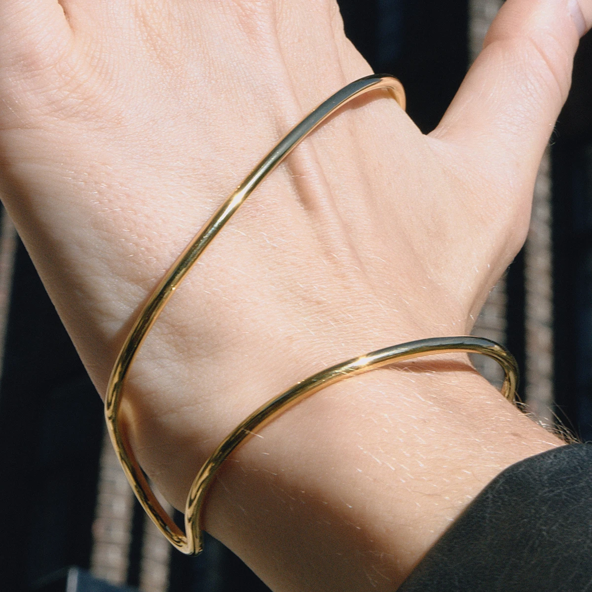 Yori Linee semplici Bracciale aperto asimmetrico Bracciale rigido in acciaio inossidabile antiruggine Gioielli chic da donna per ufficio Nuovo regalo