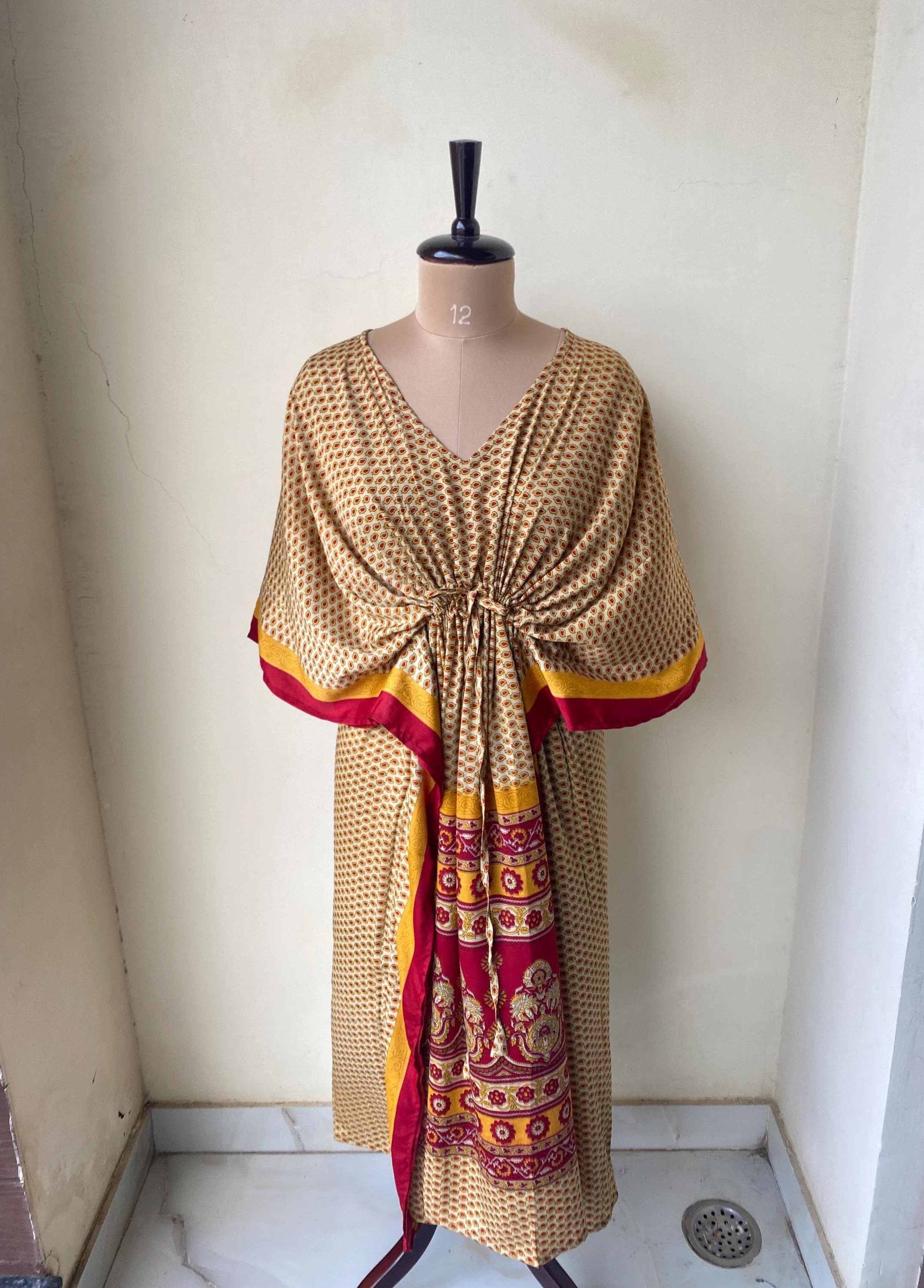 Caftano indiano di lusso in seta, caftano in seta sintetica per donna, abito lungo in sari di seta riciclata, caftano da spiaggia lungo, abito da casa