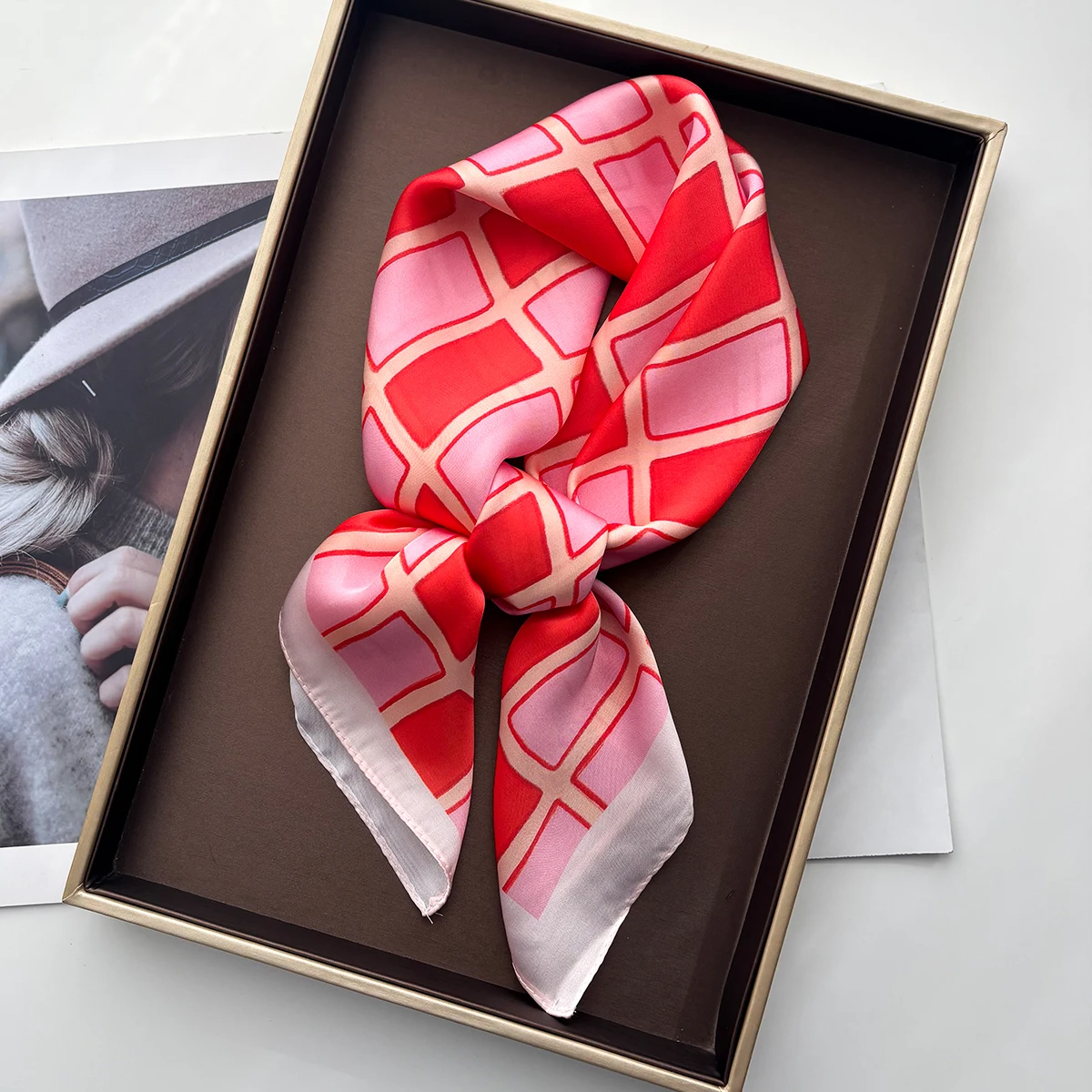 Luxuriöser quadratischer Schal für Damen, kariert bedruckt, Seidenimitat, Schals, Bandanas, Hijab, Halstuch für den Strand, eleganter Schal Image