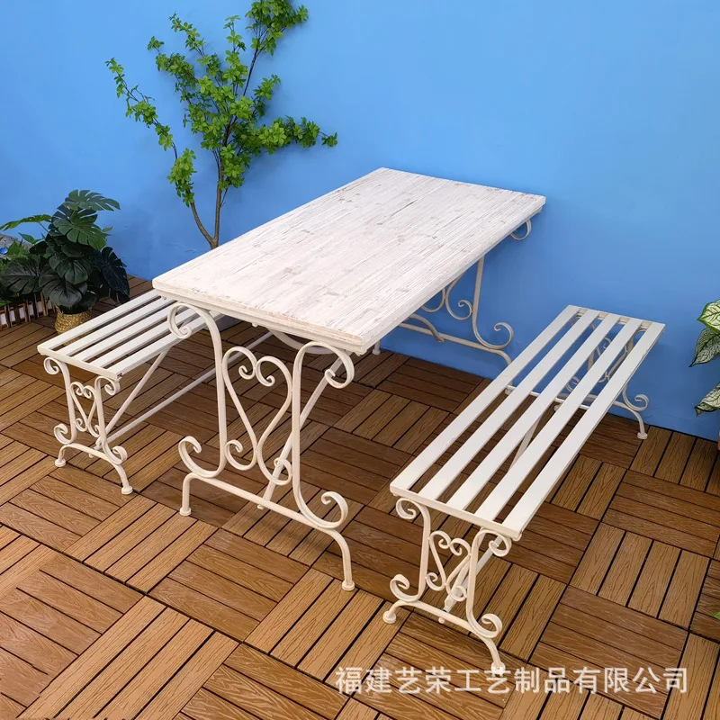 Europäischer Gartentisch und Stühle aus Schmiedeeisen, Balkontisch im Freien, Restaurant, Freizeit, Bar, Kaffee im Freien, Innenhof Image