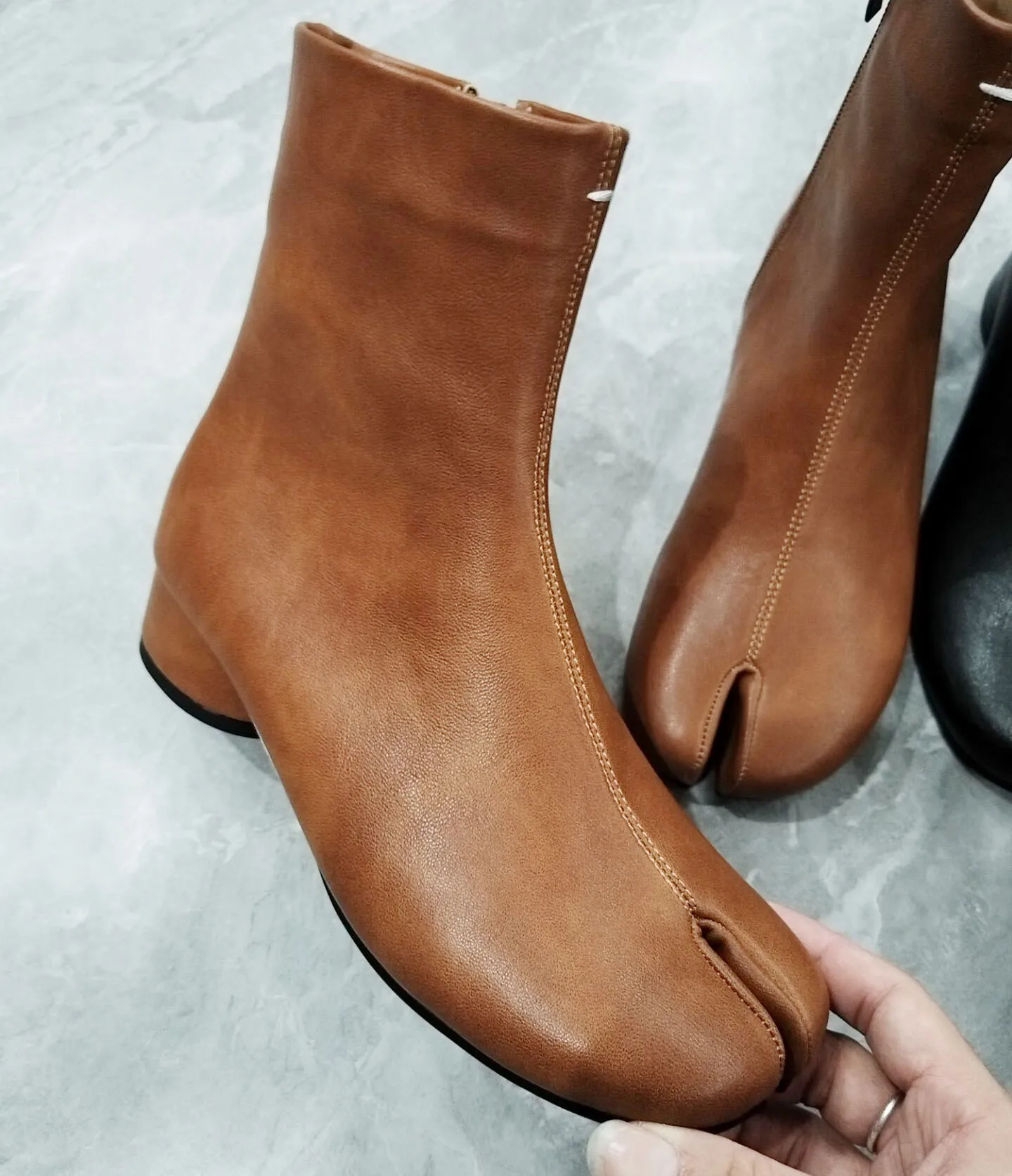 IPPEUM Damen Tabi Boots Braun Schwarz Schuhe PU Leder Runder Absatz Knöchel Split Toe Boot Schuhe