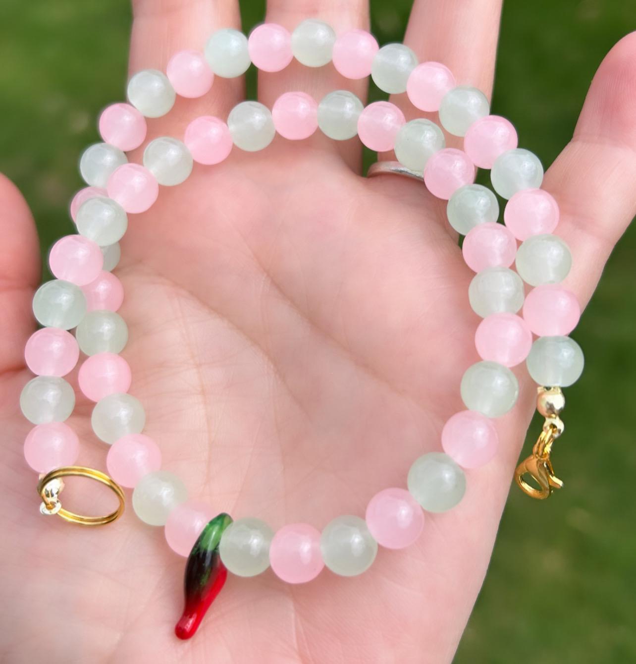 Collana Chilli; collana verde e rosa; collana con perline verdi; collana con perline rosa; collana di tendenza; collana estiva; collana per le feste