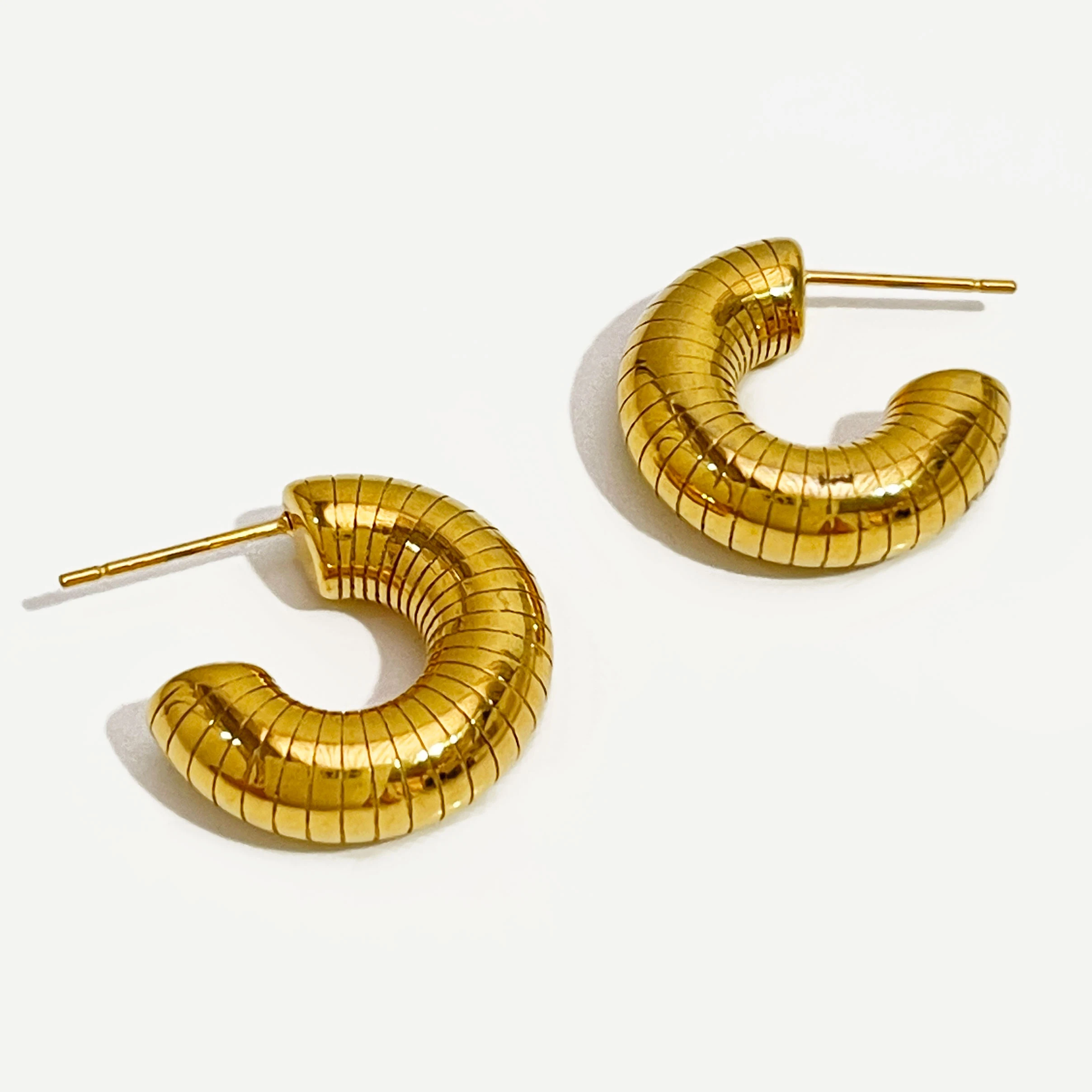 Peri'sbox Edelstahl, wasserabweisend, Schmuck für Damen, kräftiges Gold, PVD-beschichtet, kleine, klobige, dicke Creolen, Schmuck, strukturiert Image