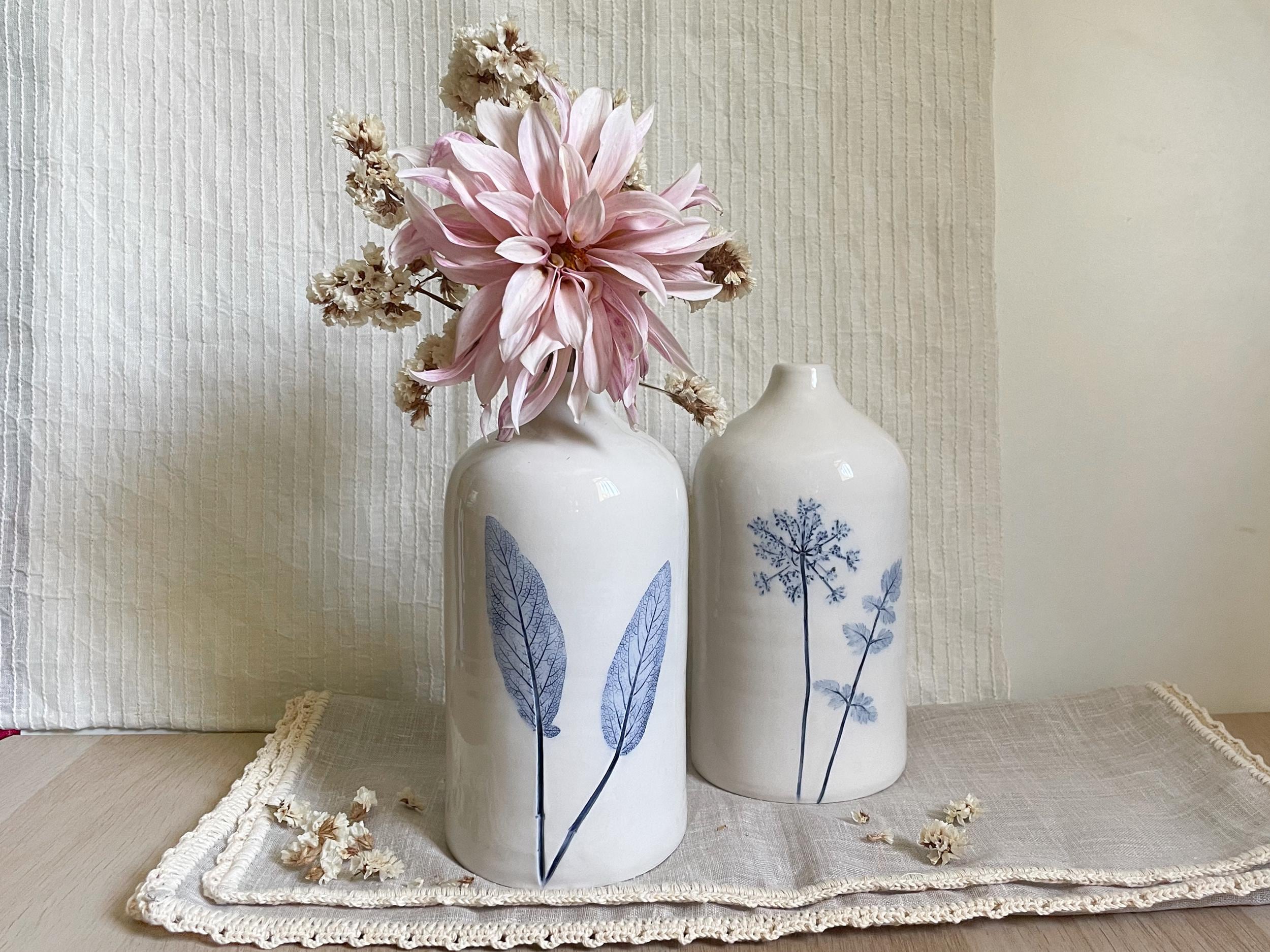 Vaso a forma di Bottiglia con fiori impressi, Vaso da fiori fatto a mano, Vaso Monofiore, Ikebana, Stampa botanica, Decorazione Floreale Blu