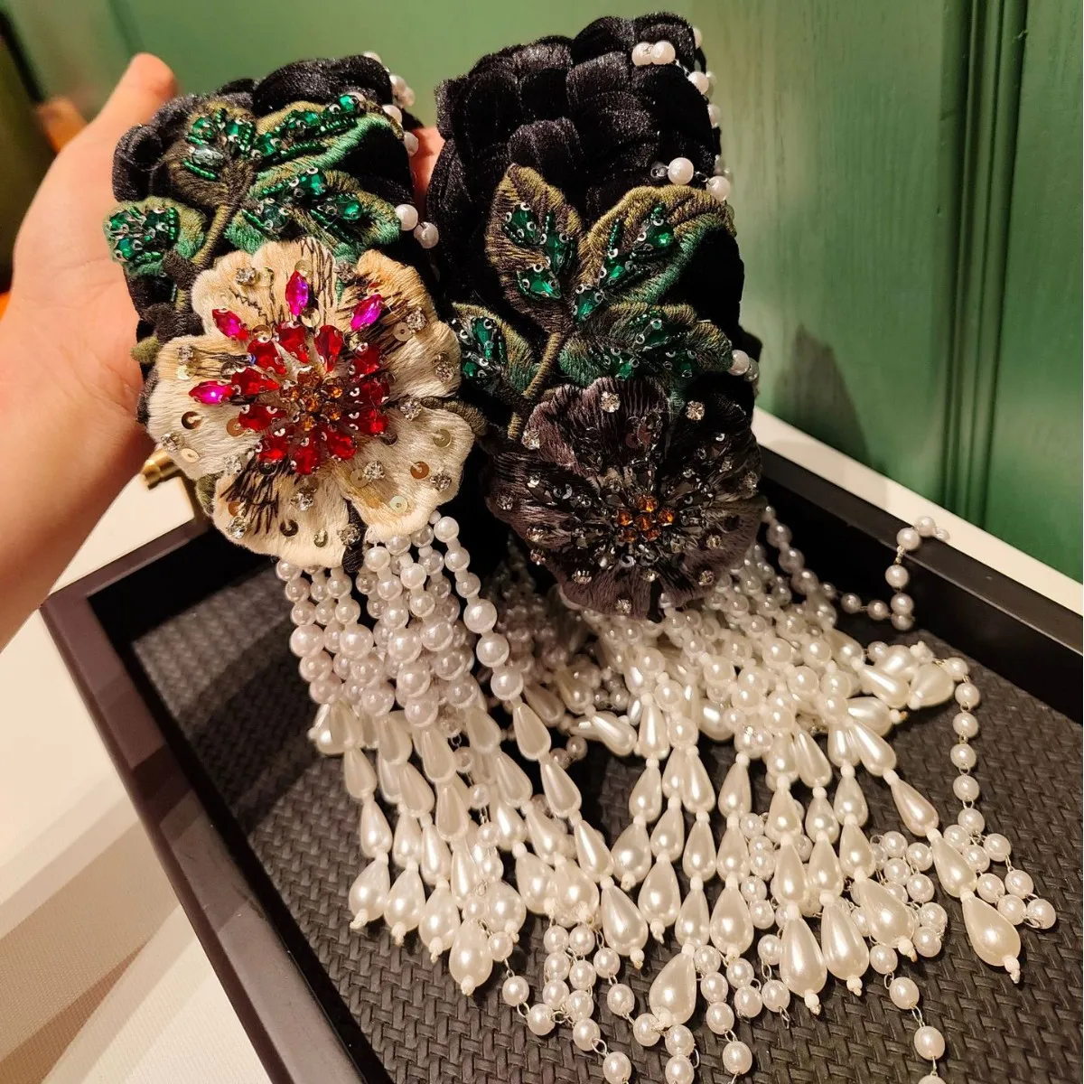 2025 Herbst Winter Neue Vintage Luxus Perle Quaste Geflochtenes Stirnband Schwere Handwerk Haar Zubehör Image