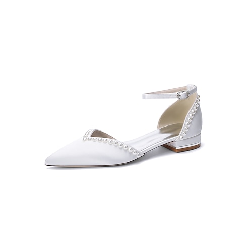 Elegante, elfenbeinfarbene Brautschuhe mit Perlenbesatz, flache Modelle mit spitzer Zehenpartie und Knöchelriemen, elegante Schuhe für Bräute bei Gartenhochzeiten Image