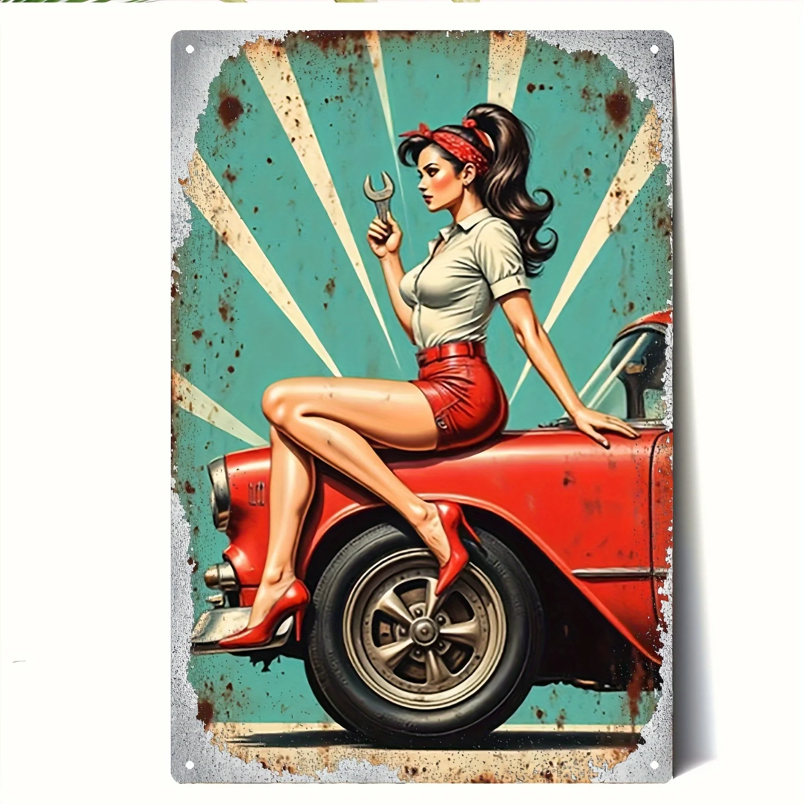 Vintage-Metallblechschild – Mechaniker-Pin-Up-Girl mit Schraubenschlüssel auf rotem Auto, Retro-Garagen-Dekor – türkisfarbener Hintergrund – robustes Meta Image