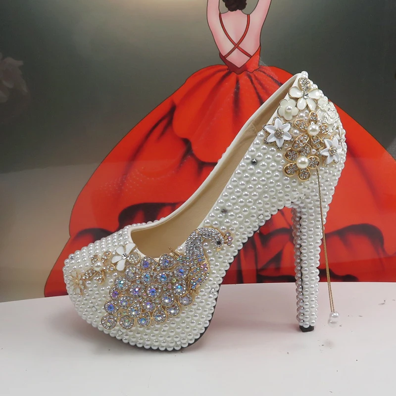 Modische weiße Perlenbesetzte Brautschuhe für Damen, elegante High Heels für Hochzeiten und Partys, luxuriöse Pfauen-Schuhe für Damen, hohe Pumps