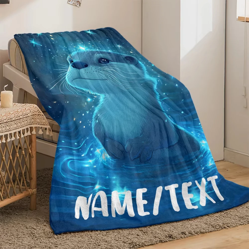 Personalisierte blaue verträumte Otter-Flanelldecke mit individuellem Namen, weicher Überwurf mit skurriler Sternenhimmel-Design für Sofa, Bett, Reisen, Camping Image