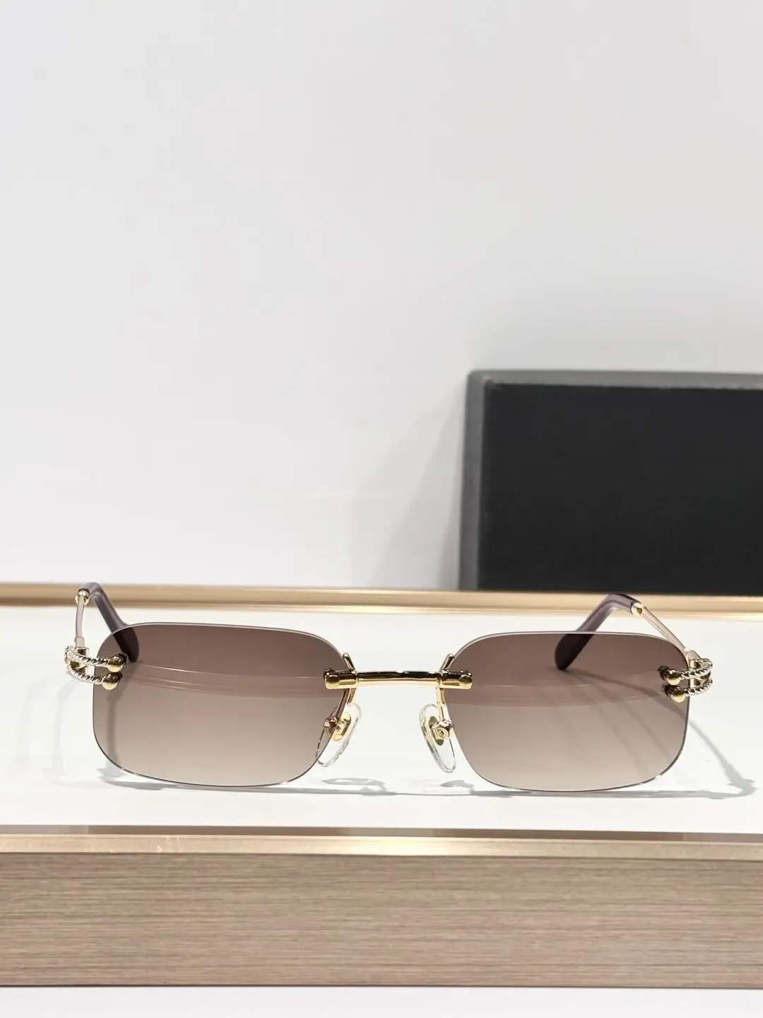 Goldene Randlose Rechteckige Sonnenbrille mit Braunen Verlaufsgläsern, Dekorative Bügel, Retro-Luxus-Brillen für Tägliche Ausflüge Image