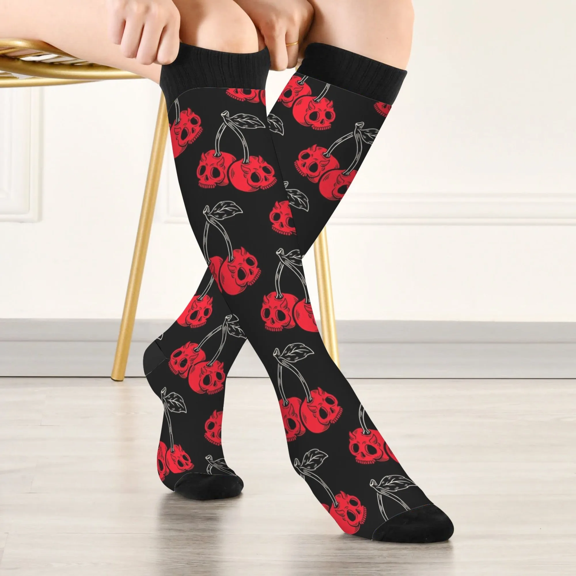 Schwarze rote Kirsche – kniehohe Socken mit Totenkopfmuster – hohe Socken, schwarze Basis, rote Kirschakzente und detaillierter Totenkopf, geheimnisvoller, verführerischer Look Image