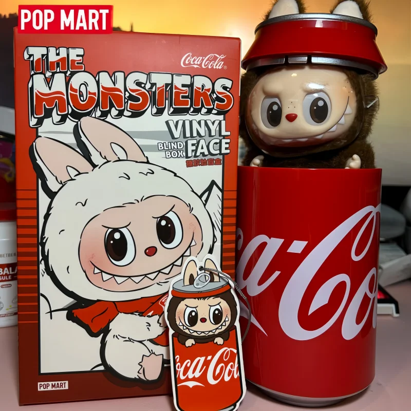 POP MART The Monsters Coca-Cola Serie Vinyl Face Blind Box Mystery Box Plüsch-Actionfigur Überraschungsgeschenk für Kinder und Sammler