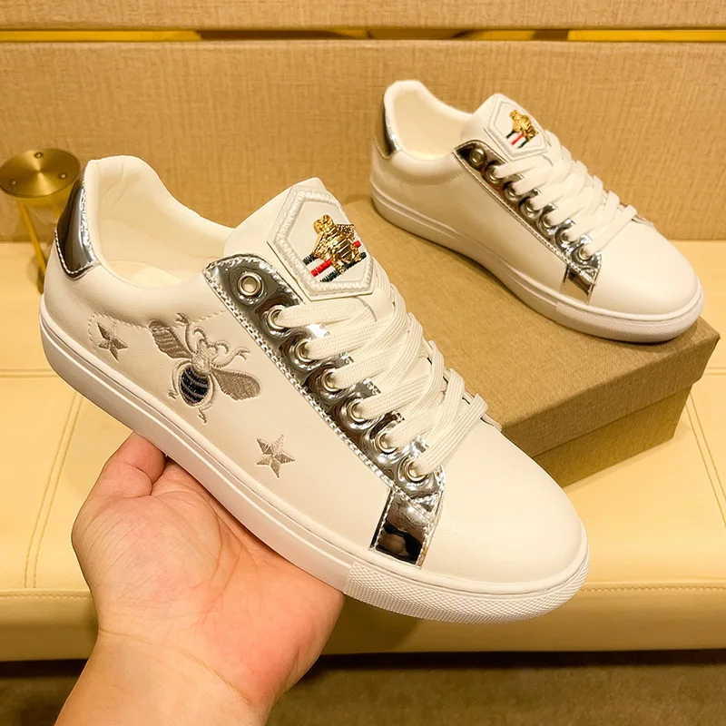 Neue Herrenschuhe aus Rindsleder, modische Freizeitschuhe mit Stickerei, weiße flache Skateboard-Schuhe, Schnür-Sneaker für Jugendliche
