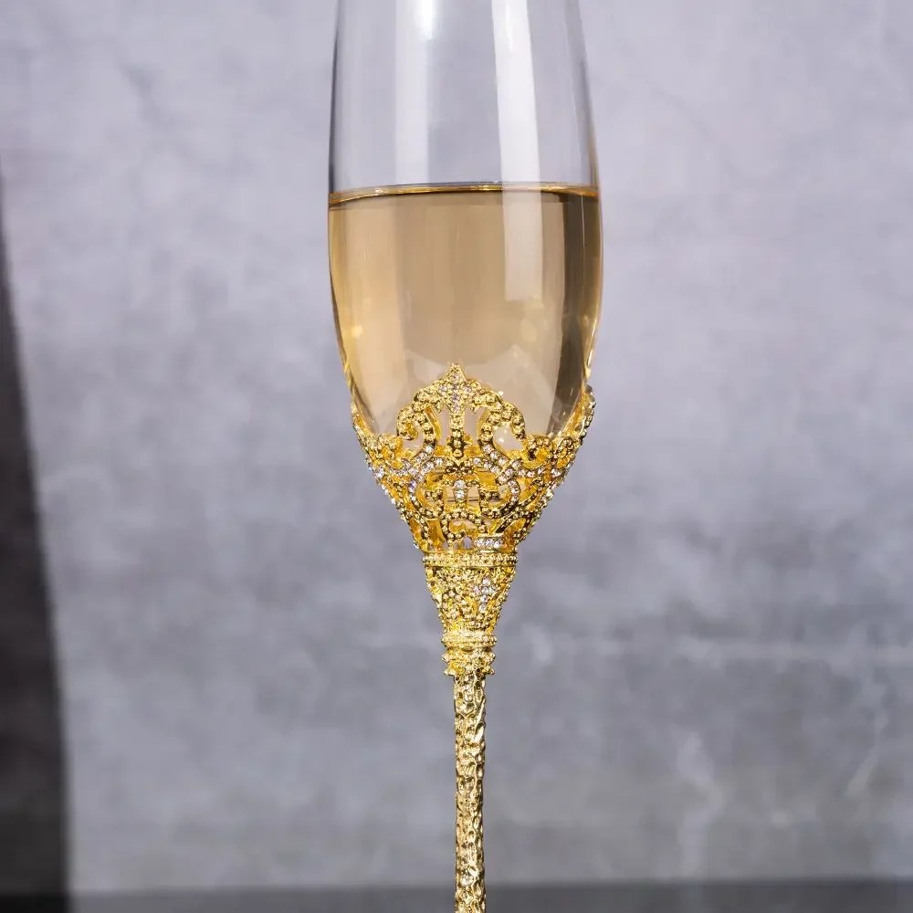 Originales, flötenförmiges, geprägtes Kron-Champagnerglas, goldenes, helles, luxuriöses, funkelndes Weinbecher-zeremonielles, süßes Cocktailglas Image