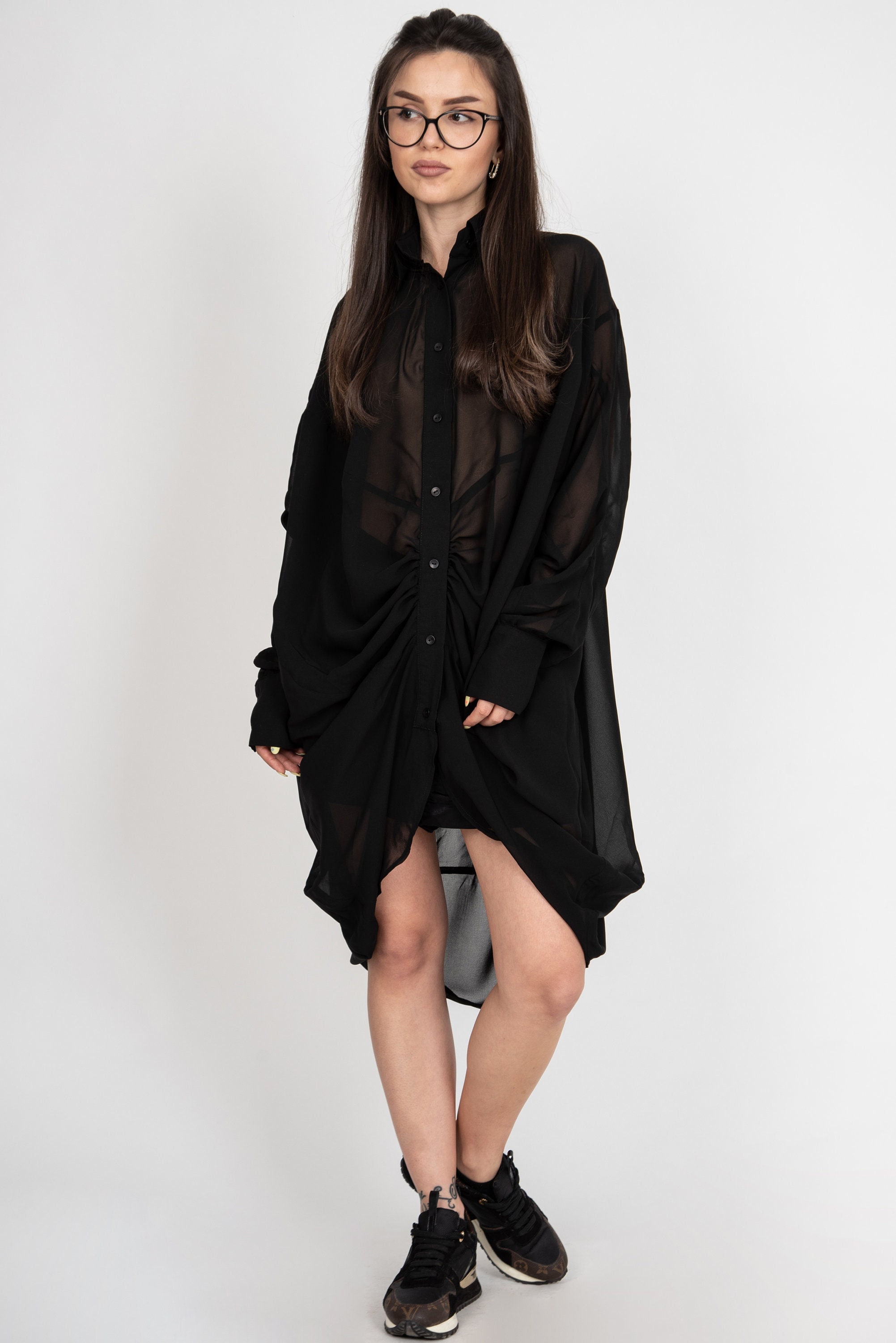 Camicia in chiffon nero/Camicia alla moda/Camicia asimmetrica stravagante/Top oversize/Camicia trasparente/Camicetta nera/Camicia arricciata sul davan