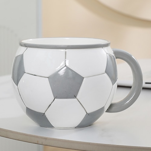 Keramikbecher mit 3D-Fußballmotiv, 887 ml (30 oz), handbemalt im Fußball-Stil, großer, origineller Becher für Sportfans, Trinkgefäß mit Fußballmotiv als Geschenk für Zuhause oder Büro Image