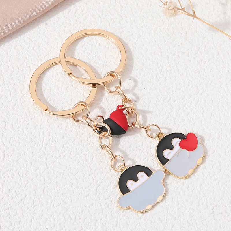 Simpatico portachiavi con pinguino con magnete a forma di cuore. Bellissimo portachiavi Aniaml per realizzare accessori per gioielli fai da te, collane fatte a mano