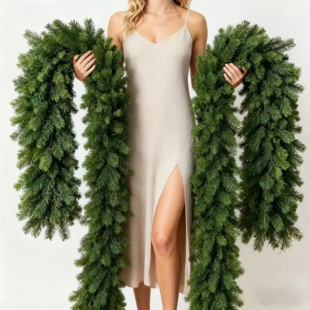 Große realistische künstliche Girlande mit grünen Tannenzweigen, Tannennadeln und Fransen, hängende Dekoration, simuliertes Rattan Image