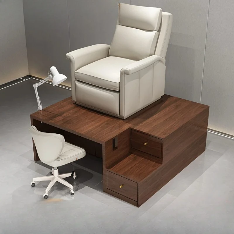 Maniküre-Arbeitsbereich mit schönem Fuß-Arbeitsbereich mit einer mobilen Fußschönheitsplattform Image