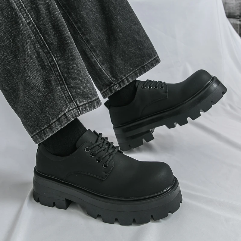 Männer Harajuku Koreanische Mann Leder Paar Schuhe Streetwear Fashion Casual Dicke Plattform Metall Leder Hochzeit Männer Müßiggänger Schuhe
