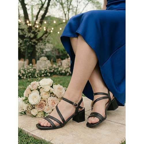 Nudefarbene Riemchensandalen mit Blockabsatz – elegante, niedrige Schuhe mit eckiger Spitze für Hochzeitsgäste, ideal für Gartenhochzeiten und Partys im Freien. Sommerveranstaltungen Image