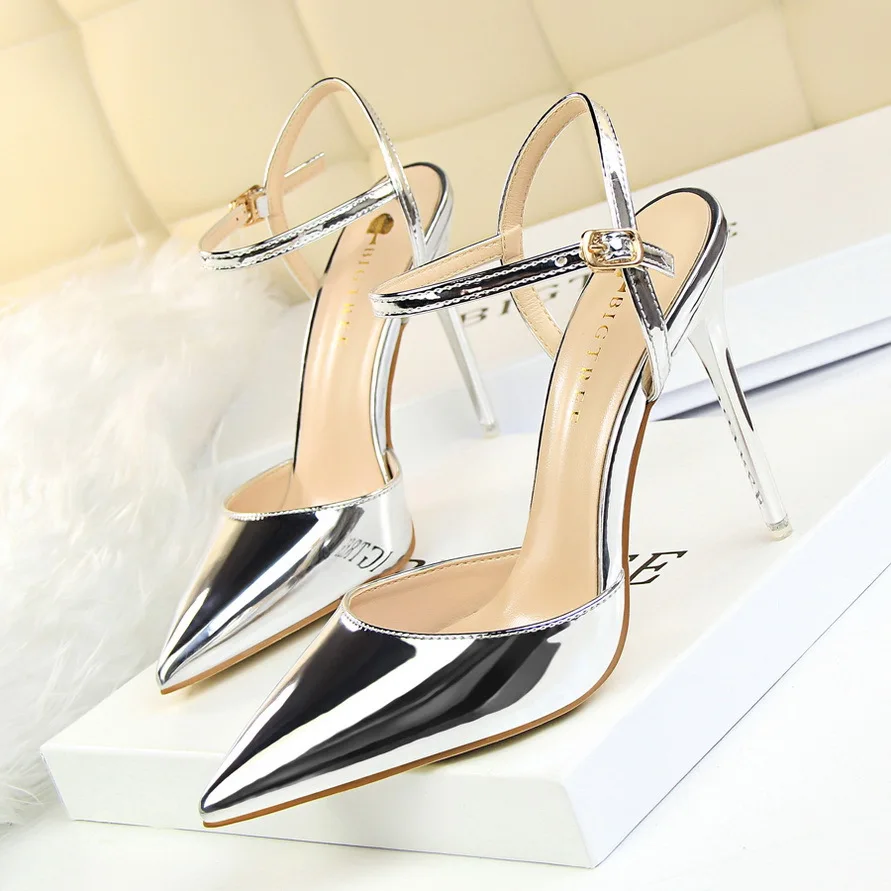Damen Sandalen Lackleder High Heels Spitzschuh Flache Sandalen Metallic Gold Silber Sexy Pumps Knöchelschnalle Stiletto Sandale Image