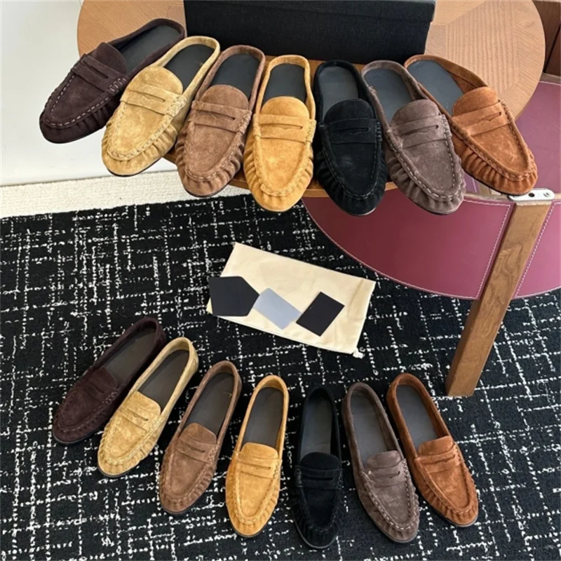 Die neuen Pantoletten bestehen aus Kalbssuede. Sie bieten Penny-Träger und plissiertes Obermaterial. Lederfutter. Sohlen aus echtem Leder. A p