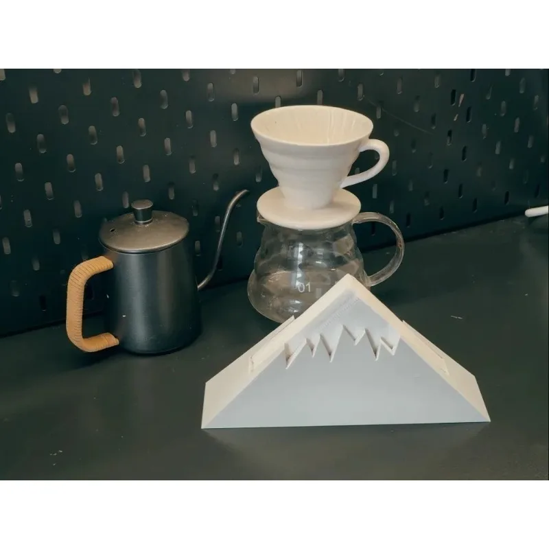 3D-gedruckter eleganter Schneeberg-Kaffeefilterhalter als Tischdekoration für Pour-Over-Brühen – modernes Küchenzubehör Image