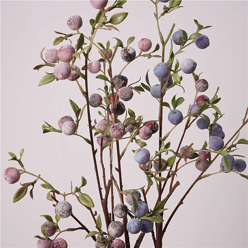 Obstschmuck für den Garten, lange Zweige mit Frost, lustige Pflanzen mit kleinen Äpfeln, individuelle Gestaltung für festliche Weihnachtsblumenarrangements Image