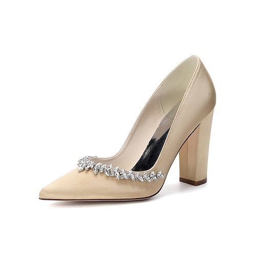 Elegante Brautschuhe mit klobigem Absatz in Nude und Kristallverzierungen – perfekt für Gartenhochzeiten Image